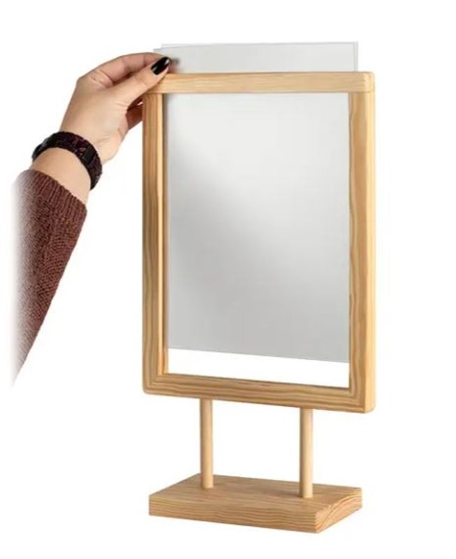 Plakatstativ A4  lakkert furu